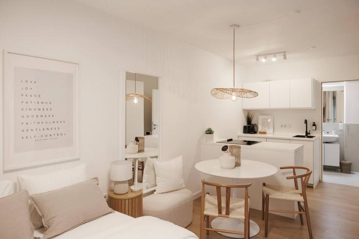 Vienna, Vienna에 위치한 Building Wallensteinstraße - kpa-immobilien-gmbh - 1255957 - VIE 유닛의 세련된 인테리어가 돋보이는 거실