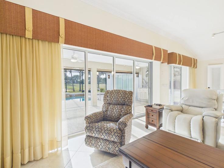 Building Ranchwood Terrace - krg-vacation-rentals - 1534506 adresindeki bir dairede modern mobilyalarla zarif bir şekilde tasarlanmış oturma odası The Villages, The Villages Building Ranchwood Terrace - krg-vacation-rentals - 1534506 adresindeki bir dairede modern mobilyalarla zarif bir şekilde tasarlanmış oturma odası The Villages, The Villages
