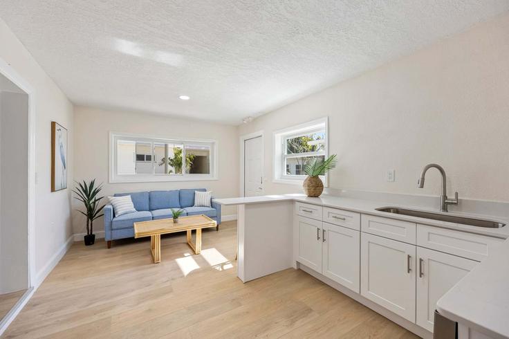 Sala de estar elegantemente projetada com móveis modernos em um apartamento no Building South Orlando Avenue - krg-vacation-rentals - 1579724 em Cocoa Beach, Cocoa Beach Sala de estar elegantemente projetada com móveis modernos em um apartamento no Building South Orlando Avenue - krg-vacation-rentals - 1579724 em Cocoa Beach, Cocoa Beach