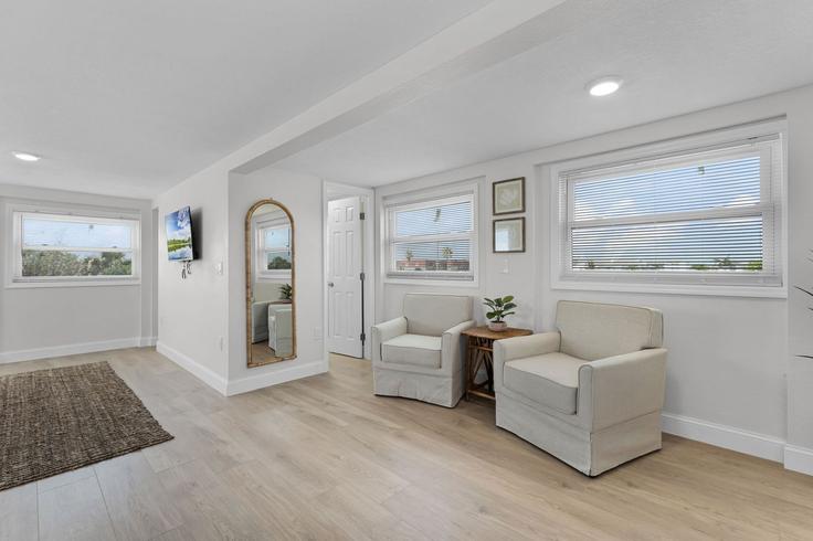 Salle de séjour élégante avec mobilier moderne dans un appartement à Building South Orlando Avenue - krg-vacation-rentals - 1579727 à Cocoa Beach, Cocoa Beach Salle de séjour élégante avec mobilier moderne dans un appartement à Building South Orlando Avenue - krg-vacation-rentals - 1579727 à Cocoa Beach, Cocoa Beach