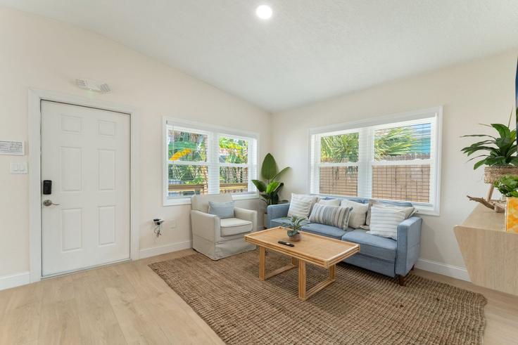 Salle de séjour élégante avec mobilier moderne dans un appartement à Building South Orlando Avenue - krg-vacation-rentals - 1579716 à Cocoa Beach, Cocoa Beach Salle de séjour élégante avec mobilier moderne dans un appartement à Building South Orlando Avenue - krg-vacation-rentals - 1579716 à Cocoa Beach, Cocoa Beach