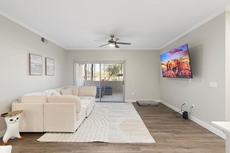 Salle de séjour élégante avec mobilier moderne dans un appartement à Building North Thompson Peak Parkway - krowsnest-llc - 1644312 à Scottsdale, Scottsdale Salle de séjour élégante avec mobilier moderne dans un appartement à Building North Thompson Peak Parkway - krowsnest-llc - 1644312 à Scottsdale, Scottsdale