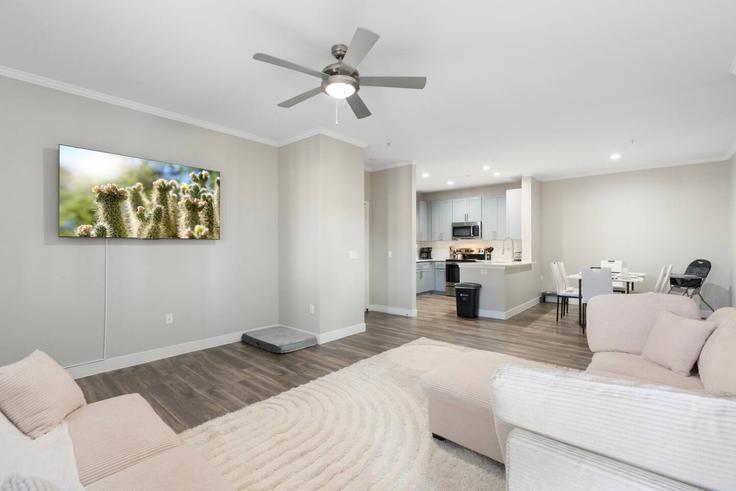 Elegant gestaltetes Wohnzimmer mit moderner Einrichtung in einer Wohnung im Building North Thompson Peak Parkway - krowsnest-llc - 1644313 in Scottsdale, Scottsdale Elegant gestaltetes Wohnzimmer mit moderner Einrichtung in einer Wohnung im Building North Thompson Peak Parkway - krowsnest-llc - 1644313 in Scottsdale, Scottsdale