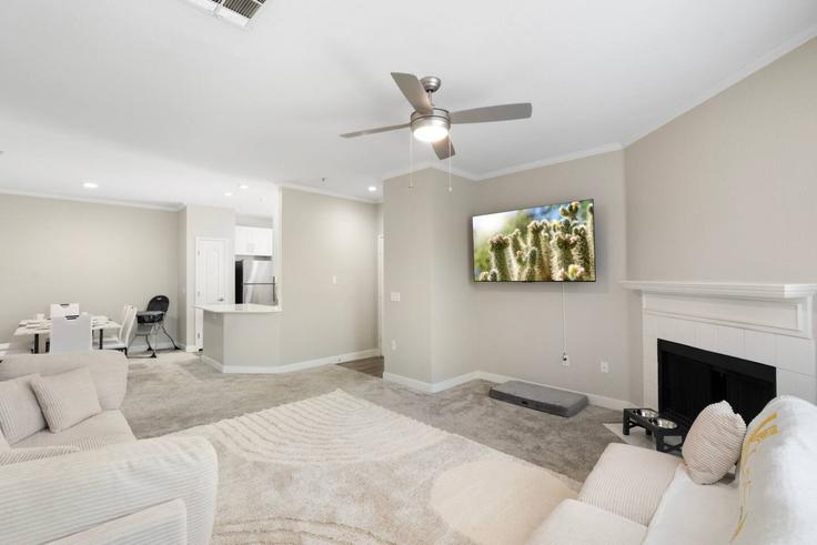 Salle de séjour élégante avec mobilier moderne dans un appartement à Building North Thompson Peak Parkway - krowsnest-llc - 1644310 à Scottsdale, Scottsdale Salle de séjour élégante avec mobilier moderne dans un appartement à Building North Thompson Peak Parkway - krowsnest-llc - 1644310 à Scottsdale, Scottsdale