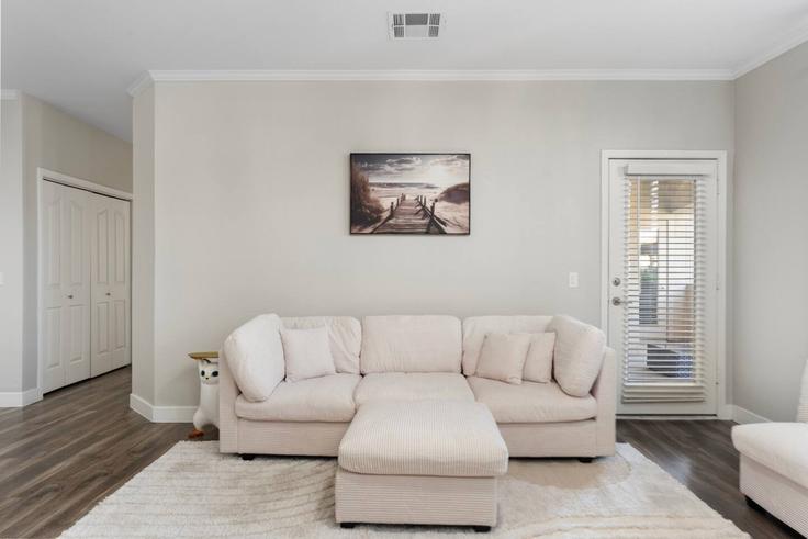 Salle de séjour élégante avec mobilier moderne dans un appartement à Building North Thompson Peak Parkway - krowsnest-llc - 1644311 à Scottsdale, Scottsdale Salle de séjour élégante avec mobilier moderne dans un appartement à Building North Thompson Peak Parkway - krowsnest-llc - 1644311 à Scottsdale, Scottsdale