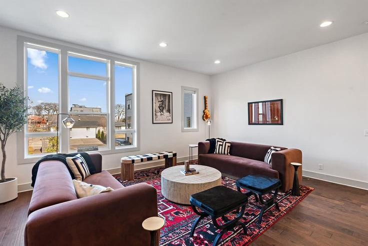 Elegant gestaltetes Wohnzimmer mit moderner Einrichtung in einer Wohnung im Building 27th Avenue North - krpm - 1051654 - BNA in Nashville, Nashville