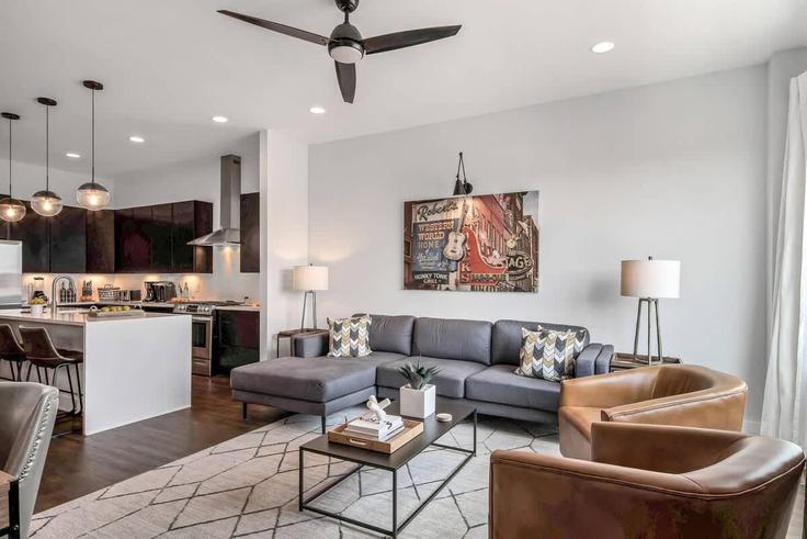 Elegant gestaltetes Wohnzimmer mit moderner Einrichtung in einer Wohnung im Building Felicia Street - krpm - 1051699 in Nashville, Nashville