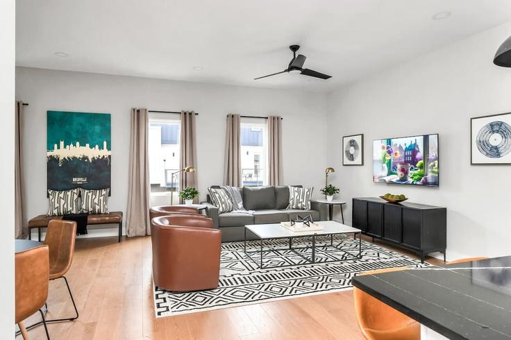 Elegant gestaltetes Wohnzimmer mit moderner Einrichtung in einer Wohnung im Building Goodrich Avenue - krpm - 1051722 in Nashville, Nashville Elegant gestaltetes Wohnzimmer mit moderner Einrichtung in einer Wohnung im Building Goodrich Avenue - krpm - 1051722 in Nashville, Nashville
