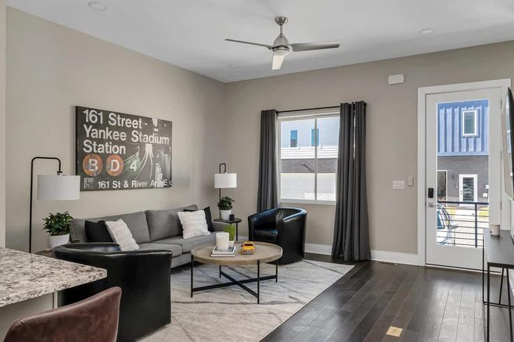 Elegant gestaltetes Wohnzimmer mit moderner Einrichtung in einer Wohnung im Building Goodrich Avenue - krpm - 1051728 in Nashville, Nashville Elegant gestaltetes Wohnzimmer mit moderner Einrichtung in einer Wohnung im Building Goodrich Avenue - krpm - 1051728 in Nashville, Nashville
