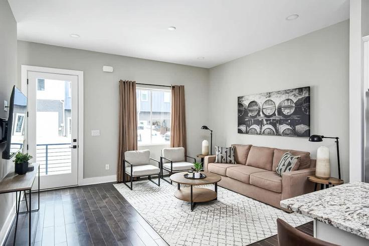 Elegant gestaltetes Wohnzimmer mit moderner Einrichtung in einer Wohnung im Building Goodrich Avenue - krpm - 1051729 in Nashville, Nashville Elegant gestaltetes Wohnzimmer mit moderner Einrichtung in einer Wohnung im Building Goodrich Avenue - krpm - 1051729 in Nashville, Nashville