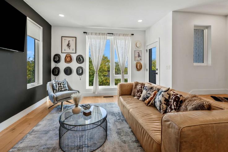 Salle de séjour élégante avec mobilier moderne dans un appartement à Building 12th Avenue North - krpm - 1051727 - BNA à Nashville, Nashville