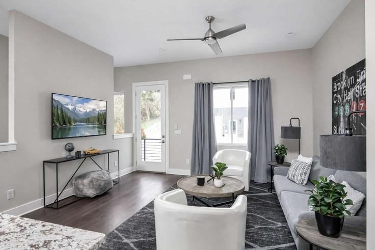 Sala de estar elegantemente projetada com móveis modernos em um apartamento no Building Goodrich Avenue - krpm - 1051731 em Nashville, Nashville Sala de estar elegantemente projetada com móveis modernos em um apartamento no Building Goodrich Avenue - krpm - 1051731 em Nashville, Nashville