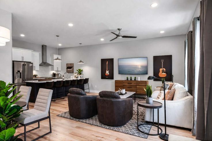 Sala de estar elegantemente projetada com móveis modernos em um apartamento no Building Goodrich Avenue - krpm - 1051754 em Nashville, Nashville Sala de estar elegantemente projetada com móveis modernos em um apartamento no Building Goodrich Avenue - krpm - 1051754 em Nashville, Nashville
