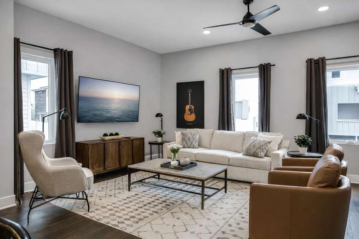 Elegant gestaltetes Wohnzimmer mit moderner Einrichtung in einer Wohnung im Building Goodrich Avenue - krpm - 1051720 in Nashville, Nashville