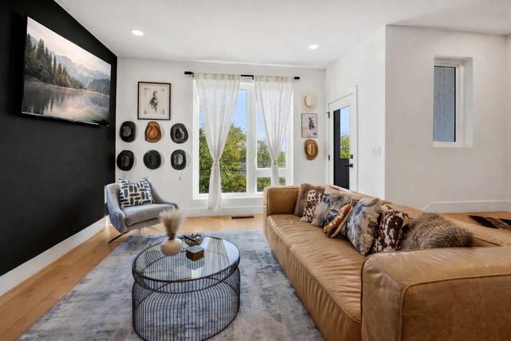 Salle de séjour élégante avec mobilier moderne dans un appartement à Building 12th Avenue North - krpm - 1051727 - BNA à Nashville, Nashville