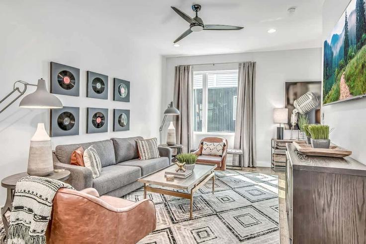Elegant gestaltetes Wohnzimmer mit moderner Einrichtung in einer Wohnung im Building Felicia Street - krpm - 1051699 in Nashville, Nashville