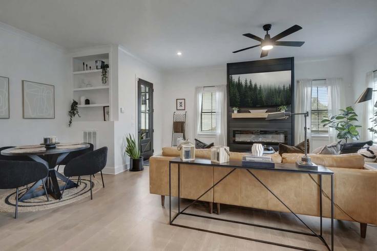 Sala de estar elegantemente projetada com móveis modernos em um apartamento no Building Morrow Road - krpm - 1051667 - BNA em Nashville, Nashville