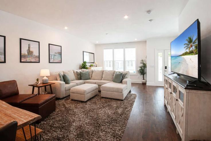 Sala de estar elegantemente projetada com móveis modernos em um apartamento no Building Inspiration Boulevard - krpm - 1051678 - BNA em Nashville, Nashville Sala de estar elegantemente projetada com móveis modernos em um apartamento no Building Inspiration Boulevard - krpm - 1051678 - BNA em Nashville, Nashville