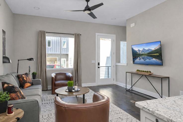 Sala de estar elegantemente projetada com móveis modernos em um apartamento no Building Goodrich Avenue - krpm - 1051725 em Nashville, Nashville Sala de estar elegantemente projetada com móveis modernos em um apartamento no Building Goodrich Avenue - krpm - 1051725 em Nashville, Nashville