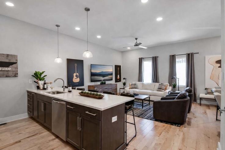 Sala de estar elegantemente projetada com móveis modernos em um apartamento no Building Goodrich Avenue - krpm - 1051726 em Nashville, Nashville Sala de estar elegantemente projetada com móveis modernos em um apartamento no Building Goodrich Avenue - krpm - 1051726 em Nashville, Nashville