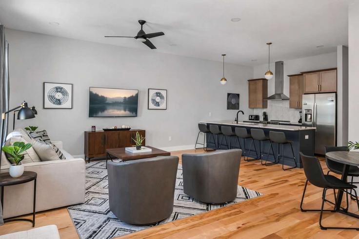 Sala de estar elegantemente projetada com móveis modernos em um apartamento no Building Goodrich Avenue - krpm - 1051722 em Nashville, Nashville Sala de estar elegantemente projetada com móveis modernos em um apartamento no Building Goodrich Avenue - krpm - 1051722 em Nashville, Nashville