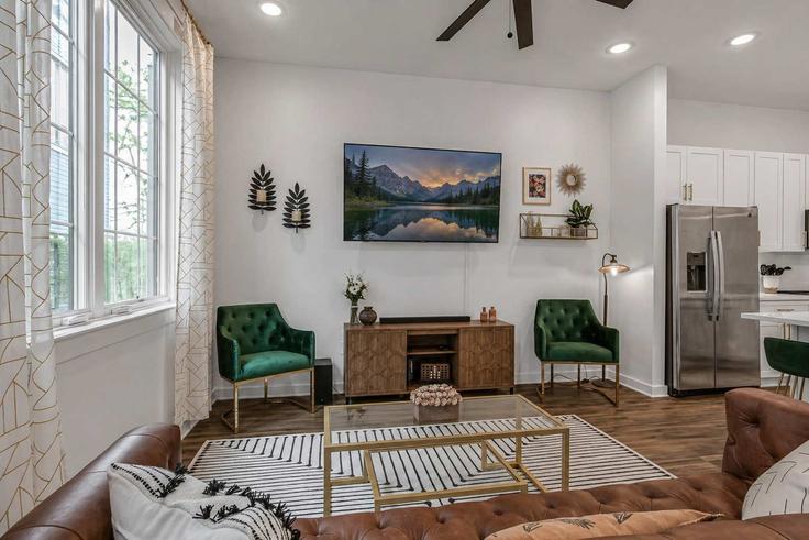 Elegant gestaltetes Wohnzimmer mit moderner Einrichtung in einer Wohnung im Building Douglas Avenue - krpm - 1051714 - BNA in Nashville, Nashville