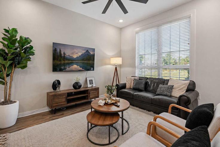 Elegant gestaltetes Wohnzimmer mit moderner Einrichtung in einer Wohnung im Building Douglas Avenue - krpm - 1051756 - BNA in Nashville, Nashville