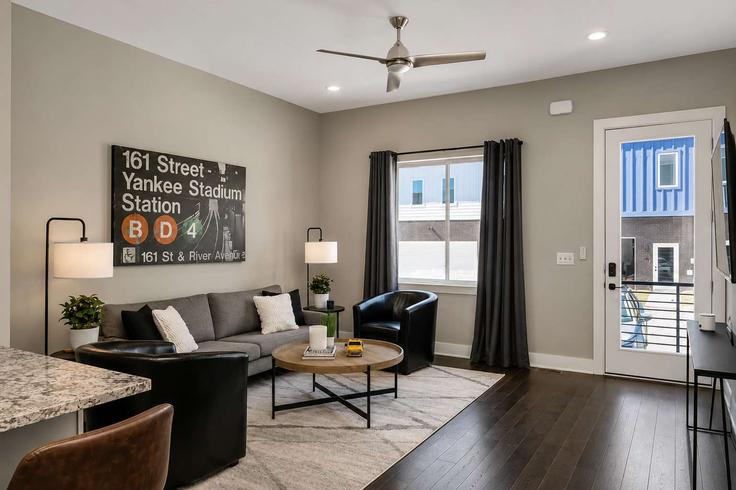 Sala de estar elegantemente projetada com móveis modernos em um apartamento no Building Goodrich Avenue - krpm - 1051728 em Nashville, Nashville Sala de estar elegantemente projetada com móveis modernos em um apartamento no Building Goodrich Avenue - krpm - 1051728 em Nashville, Nashville