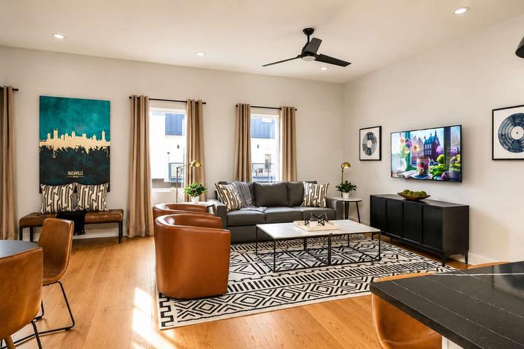 Sala de estar elegantemente projetada com móveis modernos em um apartamento no Building Goodrich Avenue - krpm - 1051732 - BNA em Nashville, Nashville Sala de estar elegantemente projetada com móveis modernos em um apartamento no Building Goodrich Avenue - krpm - 1051732 - BNA em Nashville, Nashville