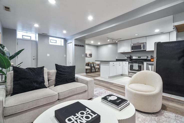 Sala de estar elegantemente projetada com móveis modernos em um apartamento no Building North Clybourn Avenue - ktg - 1359760 em Chicago, Chicago