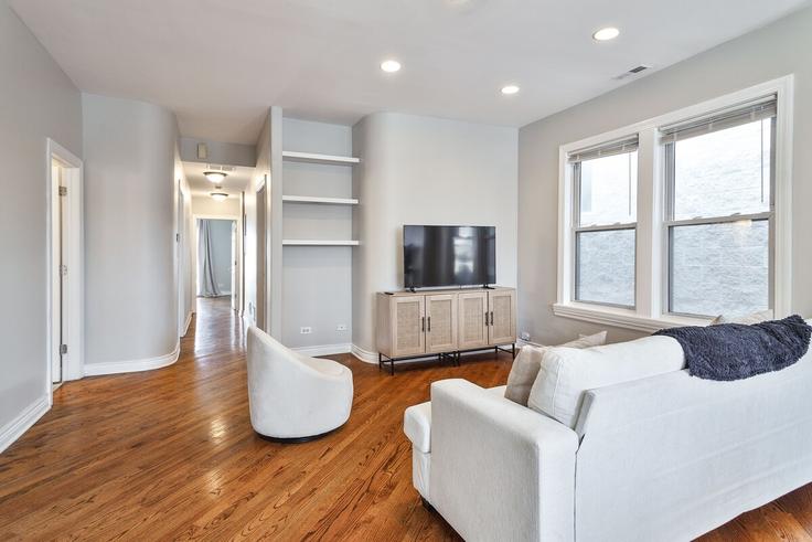 Sala de estar elegantemente projetada com móveis modernos em um apartamento no Building West Barry Avenue - ktg - 1359762 em Chicago, Chicago