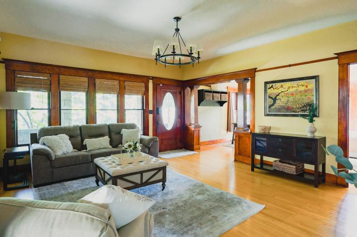 San Diego San DiegoのBuilding Albatross Street - kubandaproperties - 1288253 - SANのアパートメントにある、モダンな家具を備えたエレガントなデザインのリビングルーム San Diego San DiegoのBuilding Albatross Street - kubandaproperties - 1288253 - SANのアパートメントにある、モダンな家具を備えたエレガントなデザインのリビングルーム