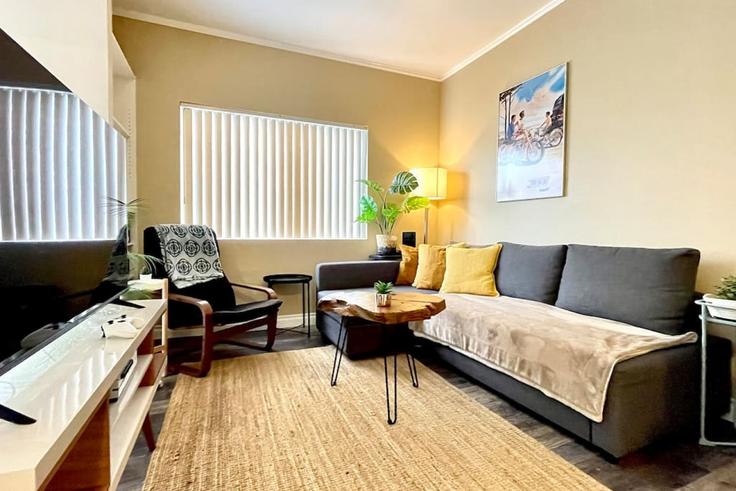 Building Broadway - kubandaproperties - 1288255 - SAN adresindeki bir dairede modern mobilyalarla zarif bir şekilde tasarlanmış oturma odası San Diego, San Diego
