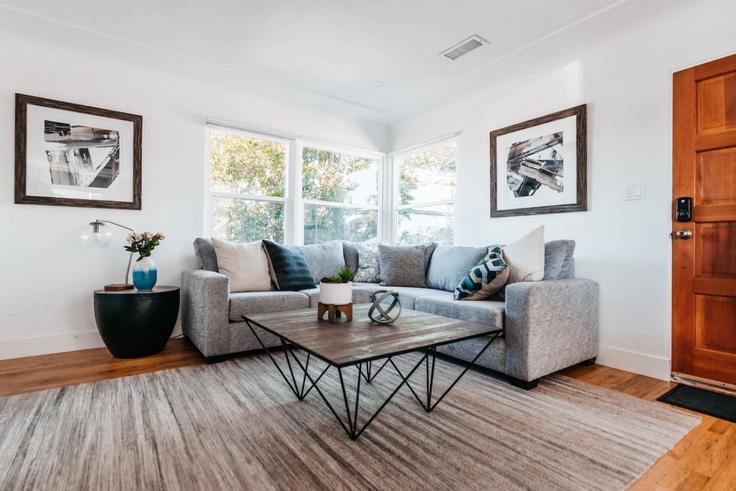 Salle de séjour élégante avec mobilier moderne dans un appartement à Building Vermont Street - kubandaproperties - 1288265 - SAN à San Diego, San Diego
