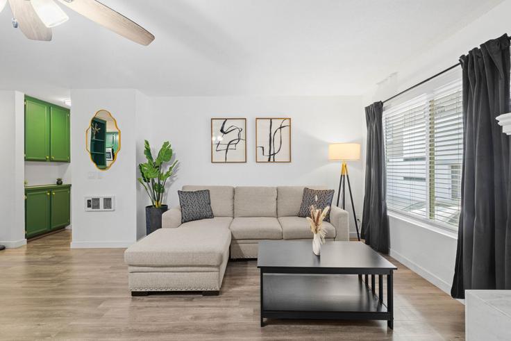 Elegante sala de estar con mobiliario moderno en un apartamento en Building Ohio Street - kubandaproperties - 1288266 - SAN en San Diego, San Diego Elegante sala de estar con mobiliario moderno en un apartamento en Building Ohio Street - kubandaproperties - 1288266 - SAN en San Diego, San Diego