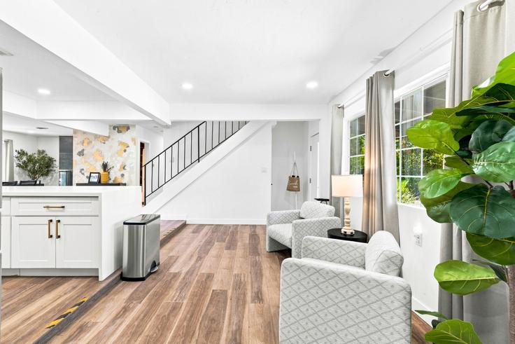 Elegant gestaltetes Wohnzimmer mit moderner Einrichtung in einer Wohnung im Building Vista Way - kubandaproperties - 1288269 - SAN in Casa de Oro-Mount Helix, Casa de Oro-Mount Helix Elegant gestaltetes Wohnzimmer mit moderner Einrichtung in einer Wohnung im Building Vista Way - kubandaproperties - 1288269 - SAN in Casa de Oro-Mount Helix, Casa de Oro-Mount Helix