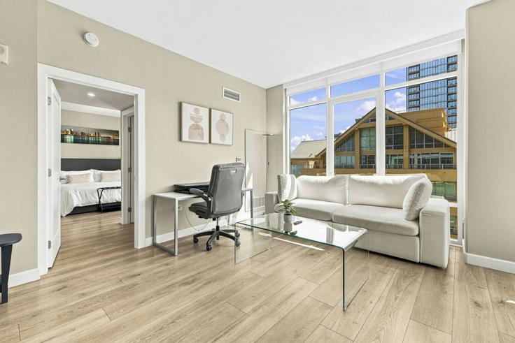 Elegant gestaltetes Wohnzimmer mit moderner Einrichtung in einer Wohnung im Building State Street - kubandaproperties - 1288270 - SAN in San Diego, San Diego Elegant gestaltetes Wohnzimmer mit moderner Einrichtung in einer Wohnung im Building State Street - kubandaproperties - 1288270 - SAN in San Diego, San Diego