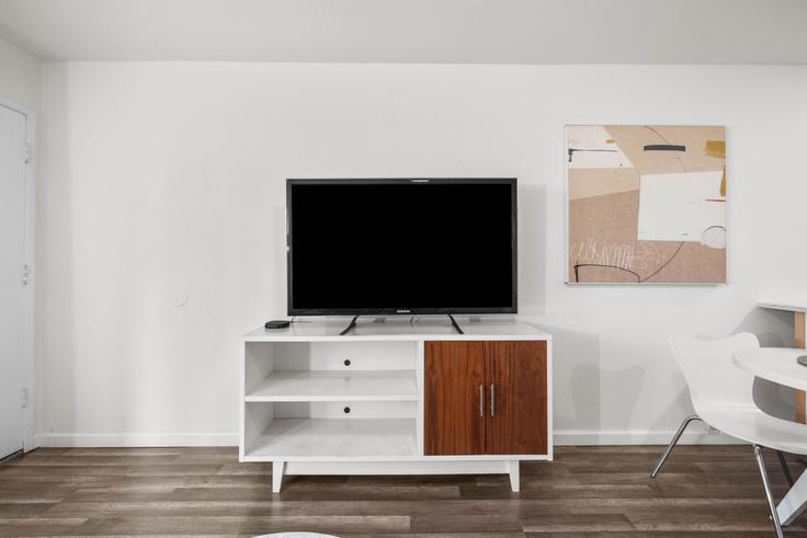 Salle de séjour élégante avec mobilier moderne dans un appartement à Building Rancho Mission Road - kubandaproperties - 1296510 - SAN à San Diego, San Diego