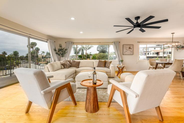 San Diego, San Diego에 위치한 Building Foothill Boulevard - kubandaproperties - 1316299 아파트의 세련된 인테리어가 돋보이는 거실