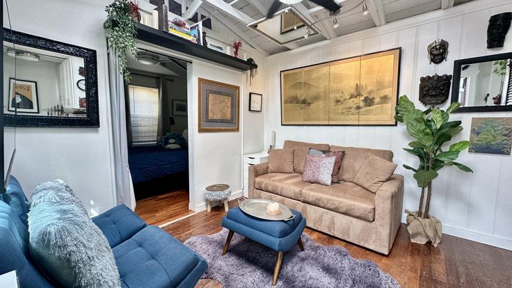 San Diego, San Diego에 위치한 Building Lotus Street - kubandaproperties - 1317339 아파트의 세련된 인테리어가 돋보이는 거실 San Diego, San Diego에 위치한 Building Lotus Street - kubandaproperties - 1317339 아파트의 세련된 인테리어가 돋보이는 거실