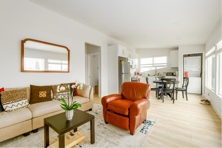 San Diego San DiegoのBuilding Foothill Boulevard - kubandaproperties - 1321791のアパートメントにある、モダンな家具を備えたエレガントなデザインのリビングルーム San Diego San DiegoのBuilding Foothill Boulevard - kubandaproperties - 1321791のアパートメントにある、モダンな家具を備えたエレガントなデザインのリビングルーム