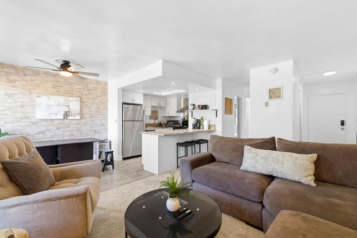 Building Linda Vista Road - kubandaproperties - 1492103 adresindeki bir dairede modern mobilyalarla zarif bir şekilde tasarlanmış oturma odası San Diego, San Diego