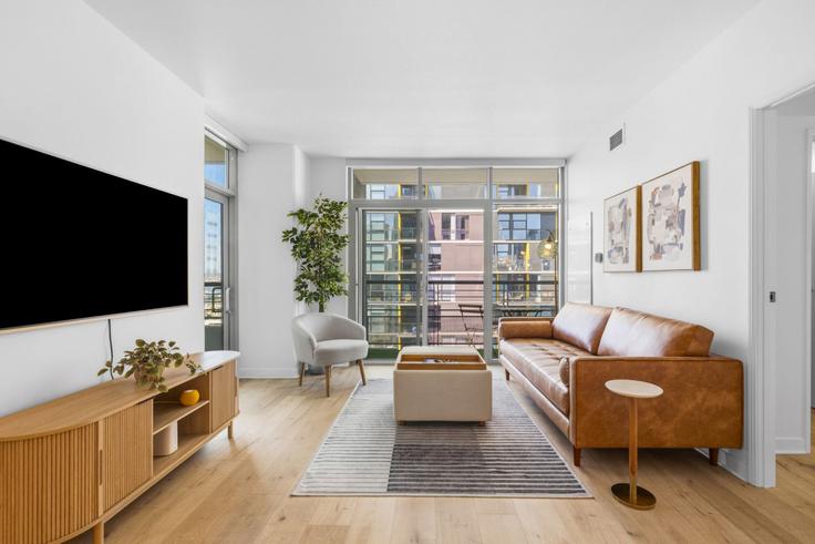 Salle de séjour élégante avec mobilier moderne dans un appartement à Building West Beech Street - kubandaproperties - 1498596 à San Diego, San Diego