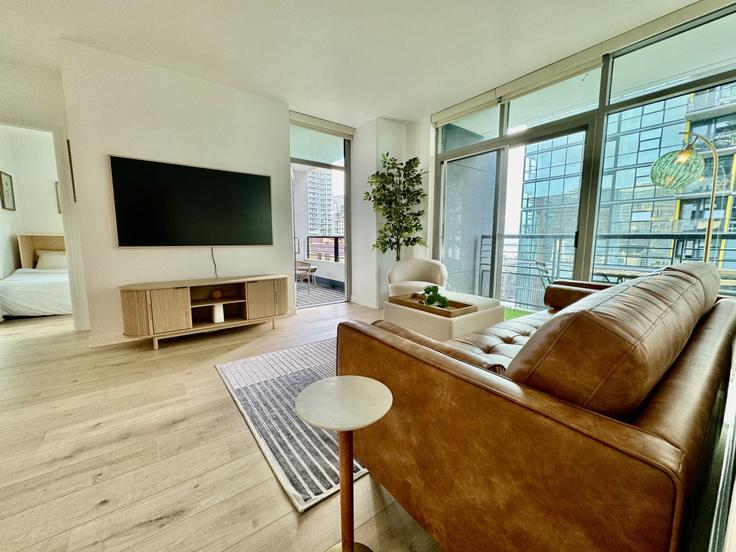 Sala de estar elegantemente projetada com móveis modernos em um apartamento no Building West Beech Street - kubandaproperties - 1498596 em San Diego, San Diego