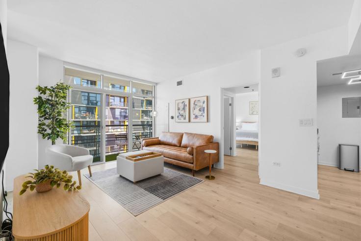 Building West Beech Street - kubandaproperties - 1498596 adresindeki bir dairede modern mobilyalarla zarif bir şekilde tasarlanmış oturma odası San Diego, San Diego