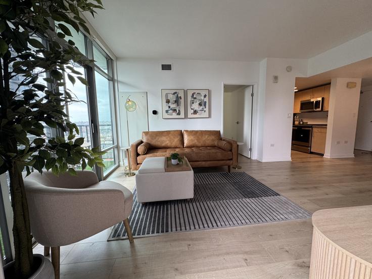 Salle de séjour élégante avec mobilier moderne dans un appartement à Building West Beech Street - kubandaproperties - 1498596 à San Diego, San Diego Salle de séjour élégante avec mobilier moderne dans un appartement à Building West Beech Street - kubandaproperties - 1498596 à San Diego, San Diego