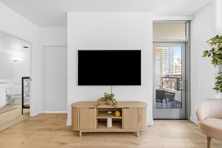 Building West Beech Street - kubandaproperties - 1498596 adresindeki bir dairede modern mobilyalarla zarif bir şekilde tasarlanmış oturma odası San Diego, San Diego