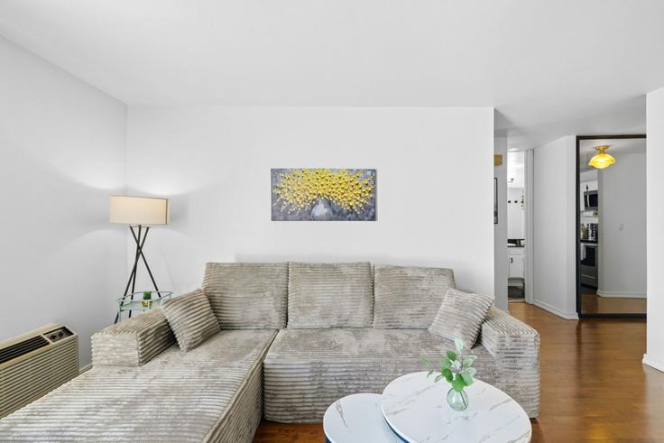 Elegant gestaltetes Wohnzimmer mit moderner Einrichtung in einer Wohnung im Building Rue D’Orleans - kubandaproperties - 1511689 in San Diego, San Diego Elegant gestaltetes Wohnzimmer mit moderner Einrichtung in einer Wohnung im Building Rue D’Orleans - kubandaproperties - 1511689 in San Diego, San Diego