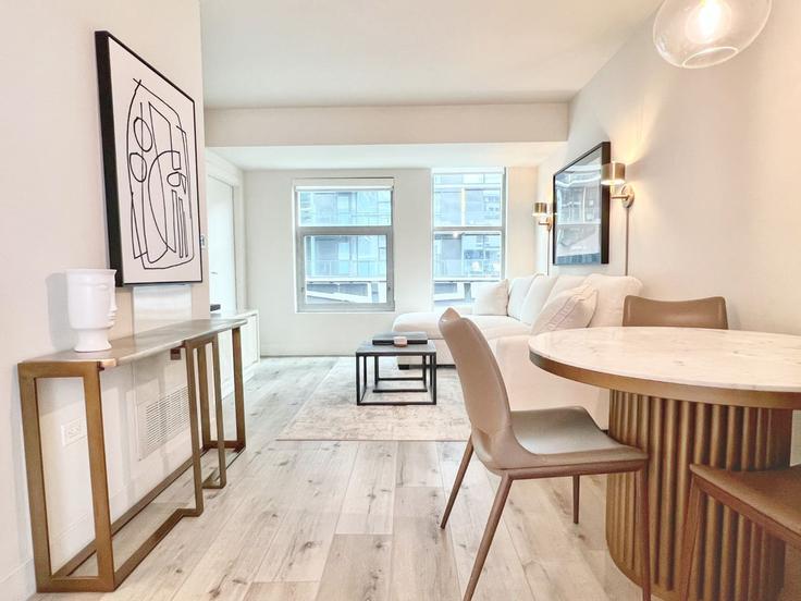 Elegant gestaltetes Wohnzimmer mit moderner Einrichtung in einer Wohnung im Building West Beech Street - kubandaproperties - 1514879 in San Diego, San Diego