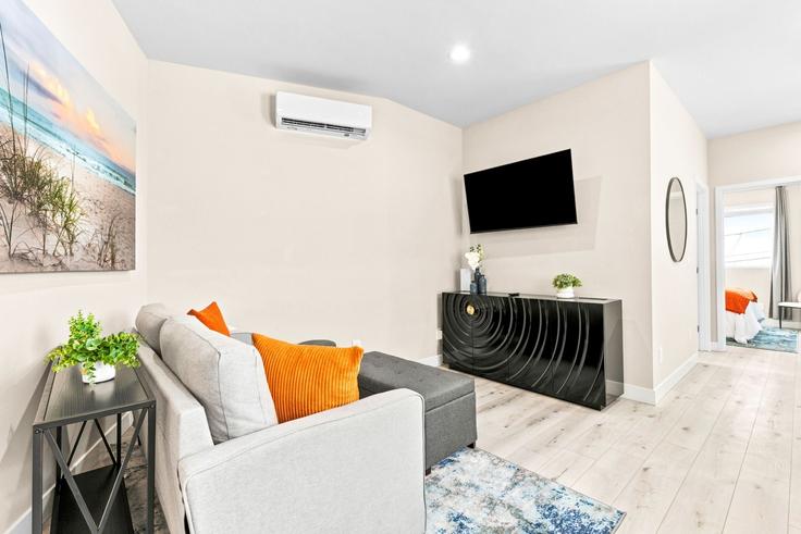 Building Market Street - kubandaproperties - 1585129 adresindeki bir dairede modern mobilyalarla zarif bir şekilde tasarlanmış oturma odası San Diego, San Diego